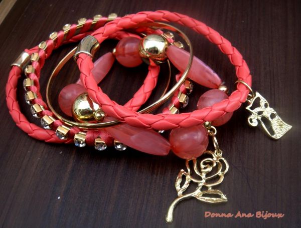 Pulseira Rosa com detalhes dourados